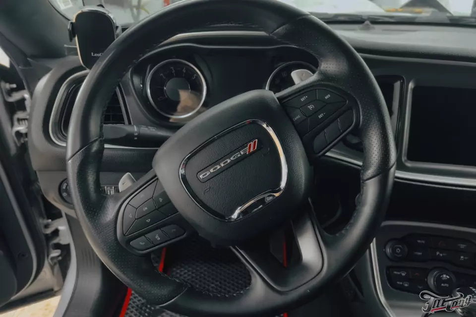 Заламинировали салон Dodge Challenger красным карбоном! Перетянули потолок в алькантару, перешили руль, установили цветные ремни + тормозная система Brembo и техническое дооснащение